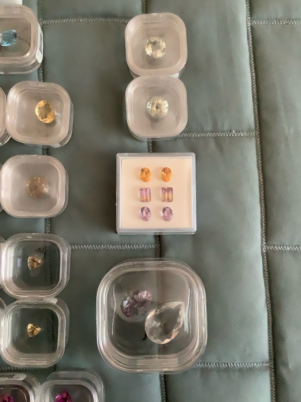 Large collection of 79 encased gemstones plus a bag of 13 jade stones. - Picture 7 of 7